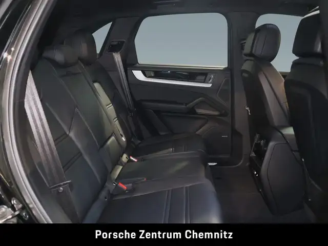 Porsche Cayenne view 8