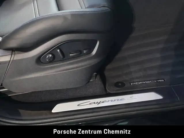 Porsche Cayenne view 25