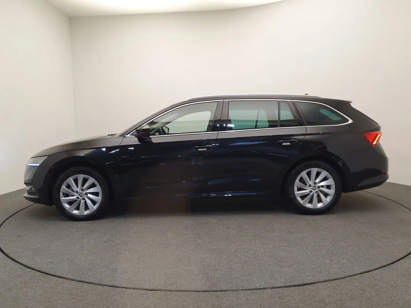 Skoda Octavia Combi 1.0 e-TSI 110pk DSG/AUT Business Edition Cam Zwart - 2