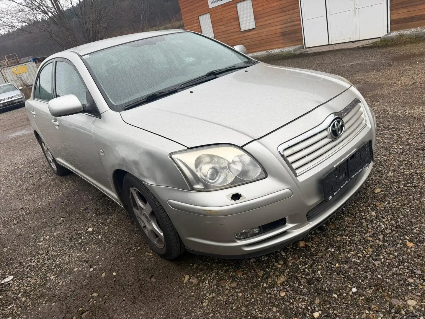 Toyota Avensis Silber - 1