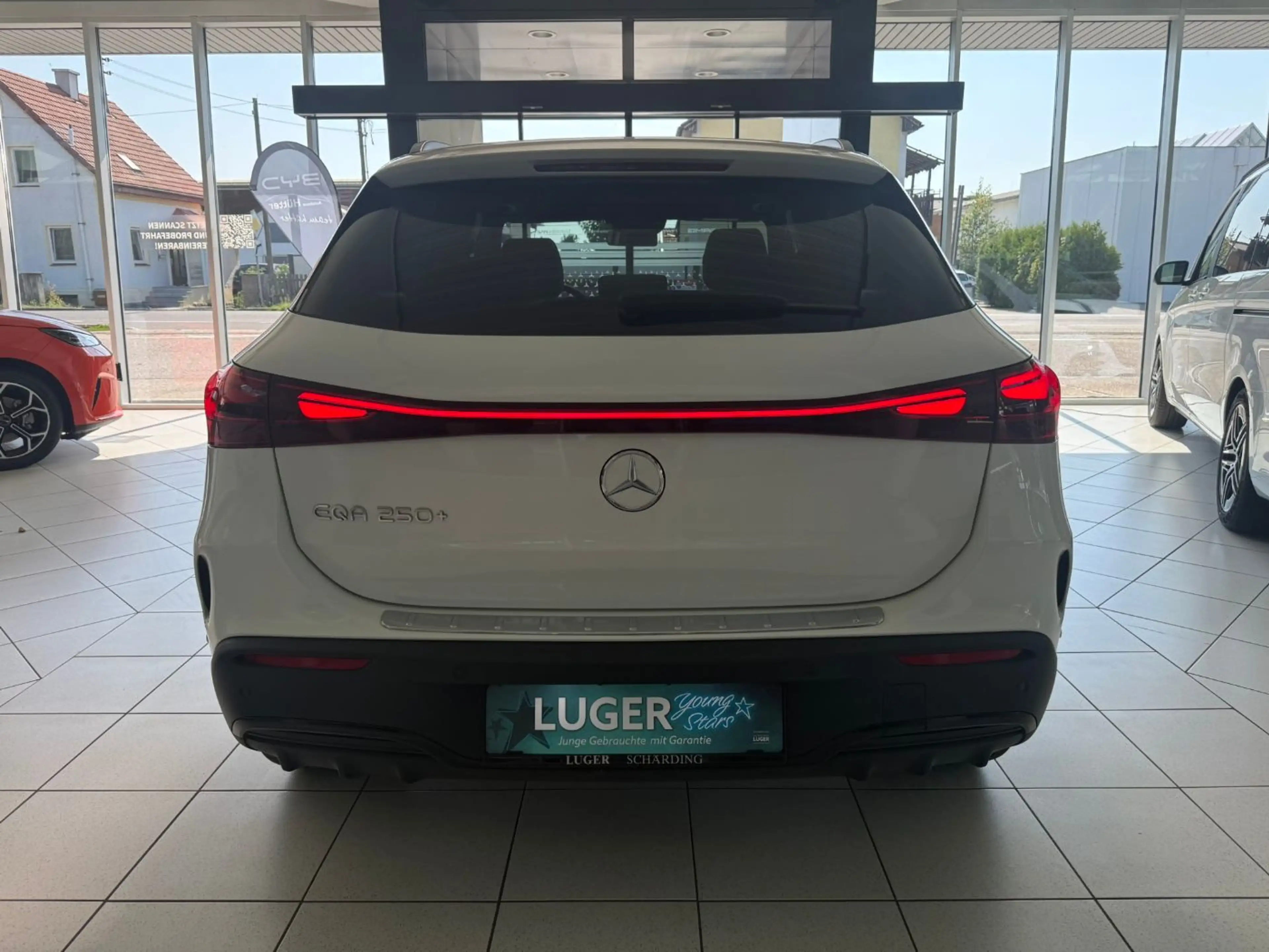 Mercedes-Benz EQA 250 + KeyGo PTS Shz LED Distr Ambi FAP MBUX — photo 6