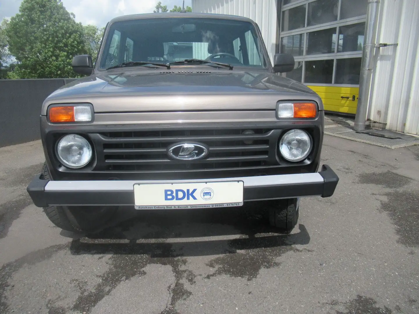 Lada Niva 4x4 AHK neues Modell v. Vertragshändler Beige - 2