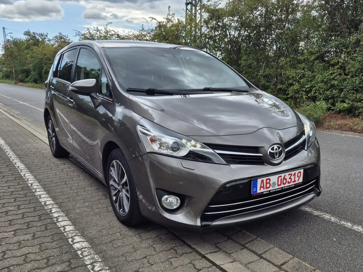 Toyota Verso 1.6 D-4D 7-Sitzer Start/Stop Executive Gris - 1