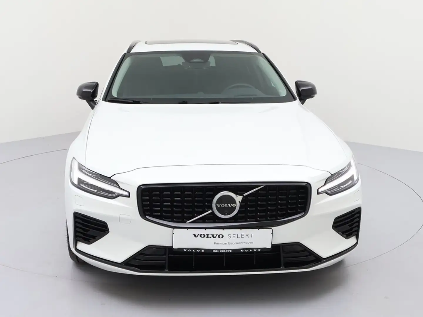 Volvo V60 T6 Ultra Dark Recharge Plug-In Hybrid AWD Weiß - 2