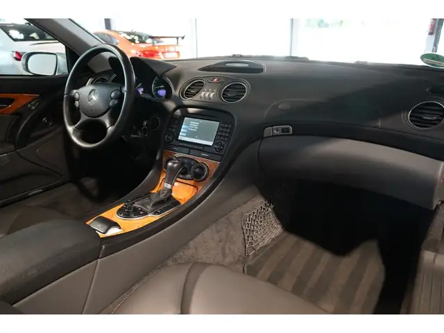 Mercedes-Benz SL view 13