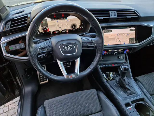 Audi Q3 view 10