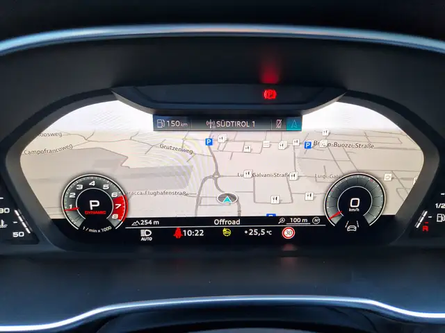 Audi Q3 view 13