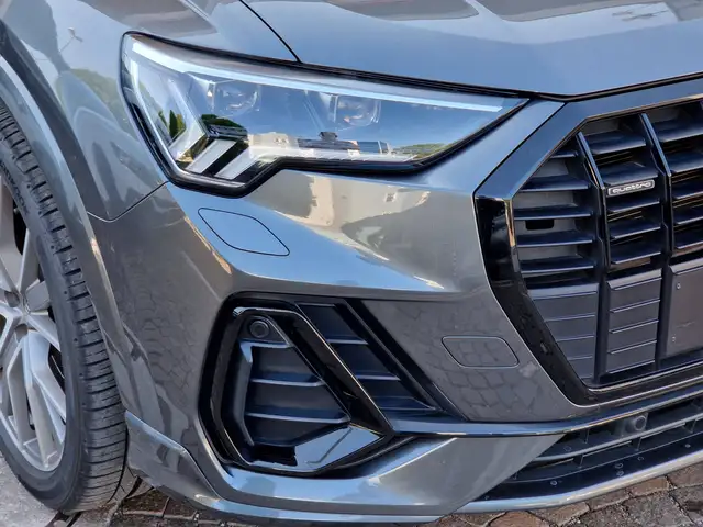 Audi Q3 view 6