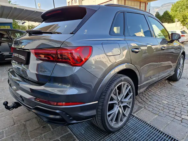 Audi Q3 view 3