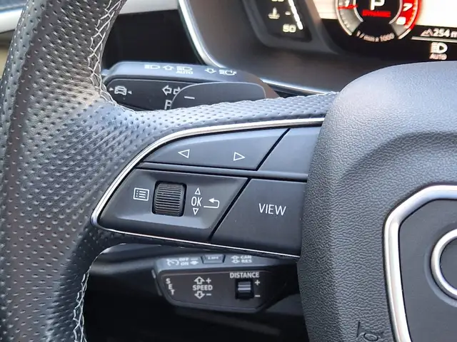 Audi Q3 view 11