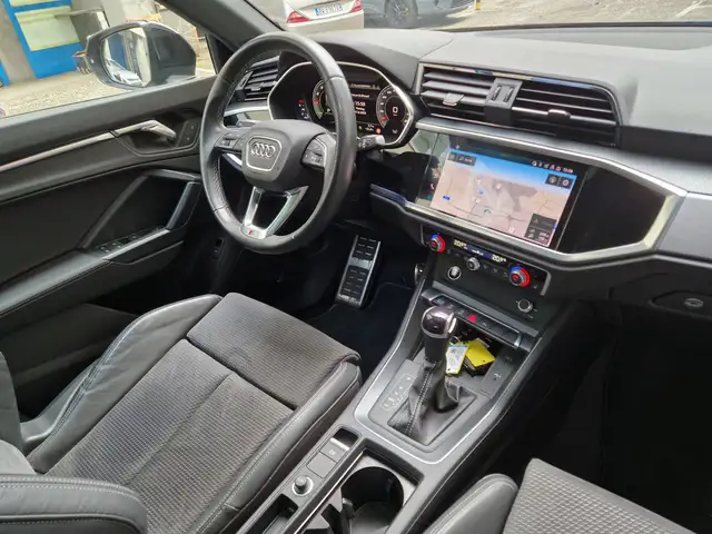 Audi Q3 view 8