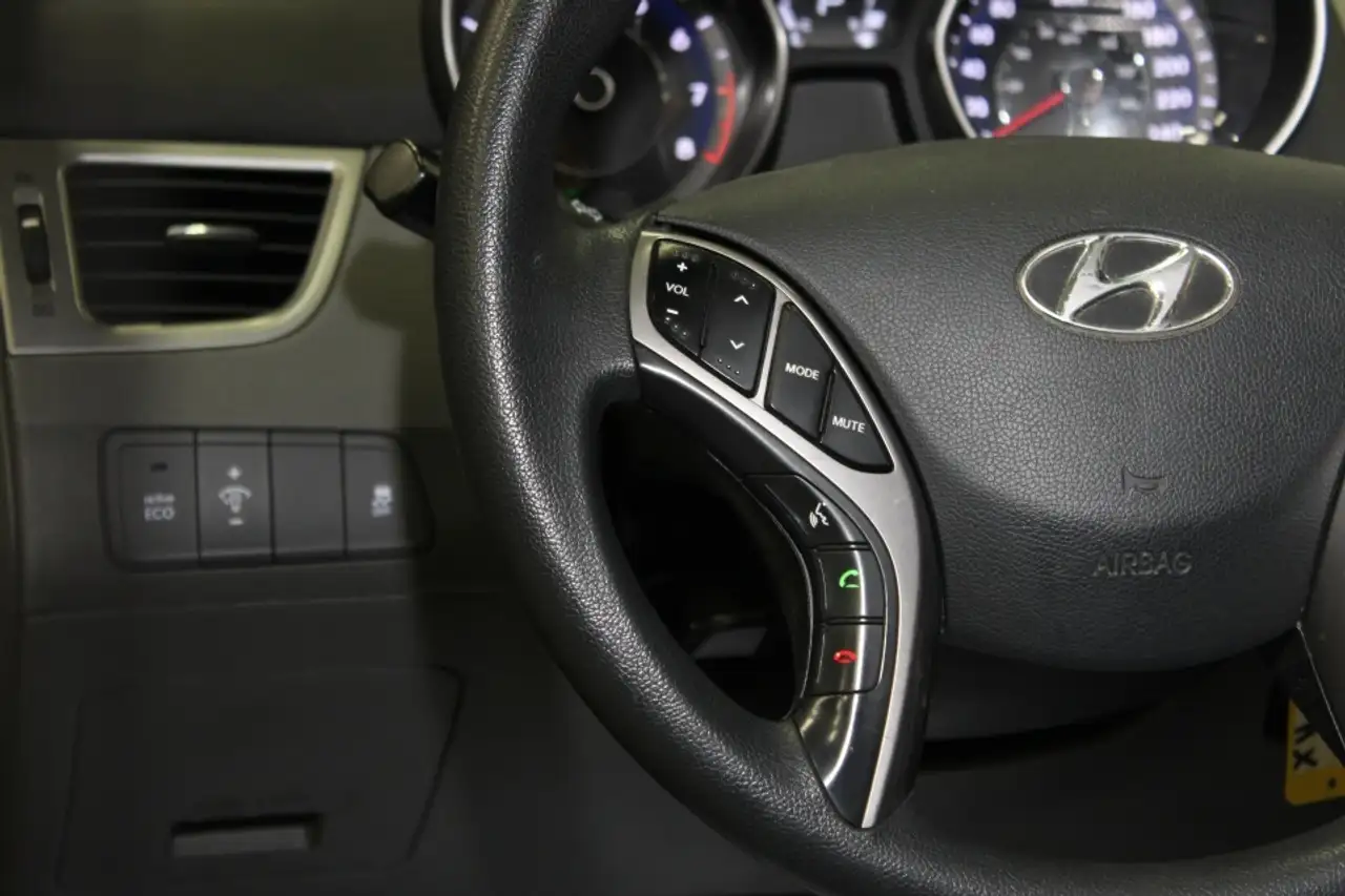 Hyundai ELANTRA снимка Hyundai ELANTRA