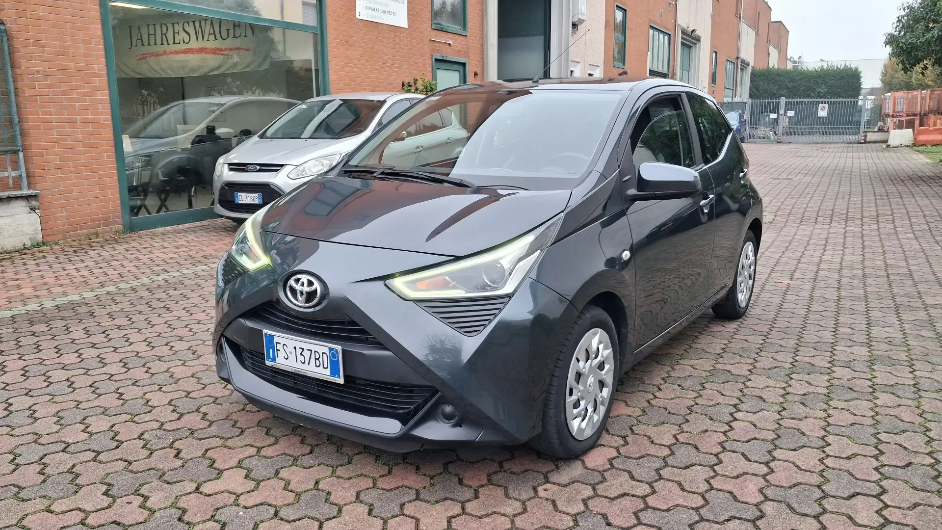 Toyota Aygo Aygo II 2018 5p 1.0 business 72cv NO VINCOLO FINAN Gris - 1