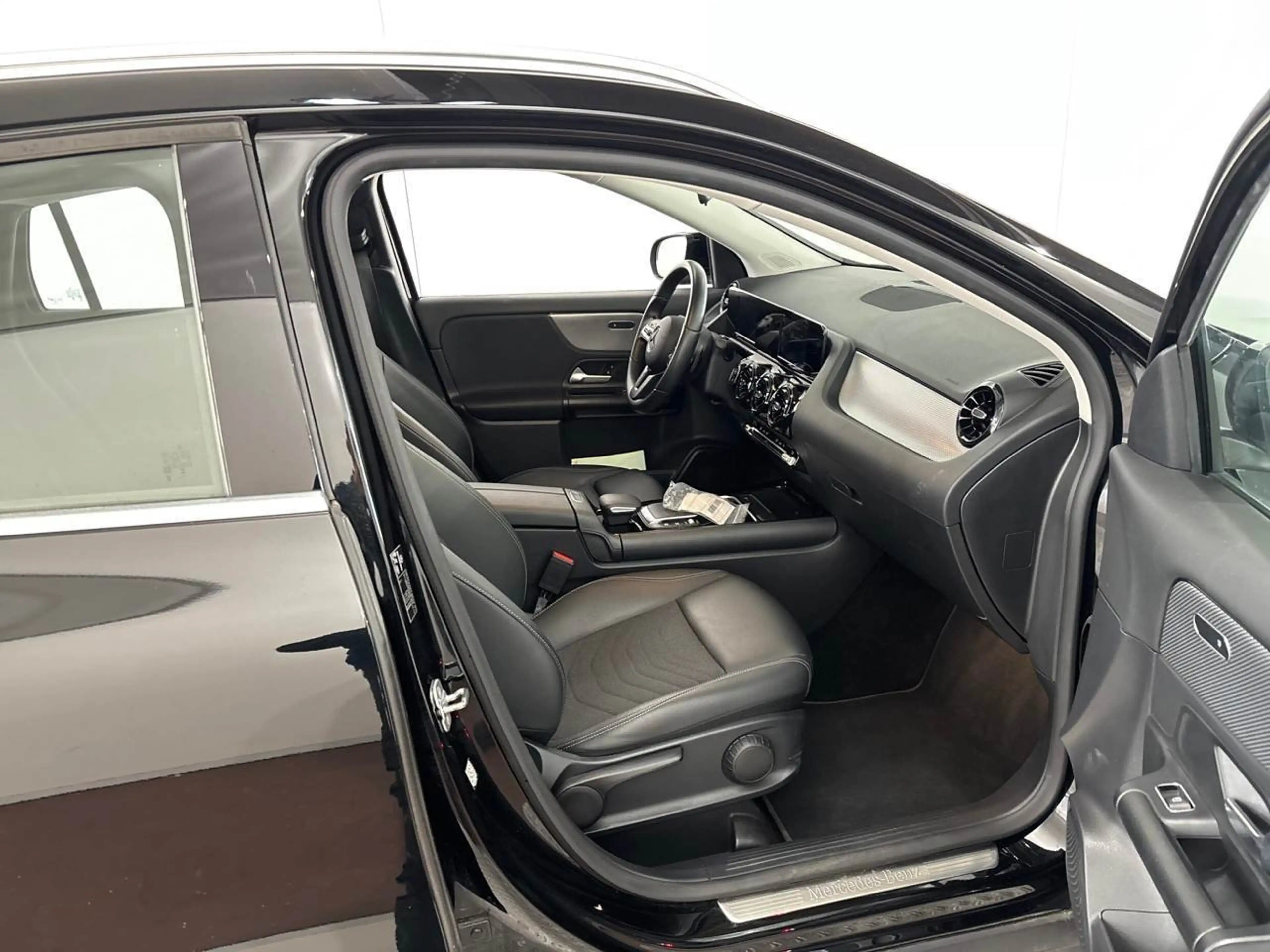 Mercedes-Benz GLA 180 d AHK Key LED Lane Navi RKam AUT Klima — photo 8