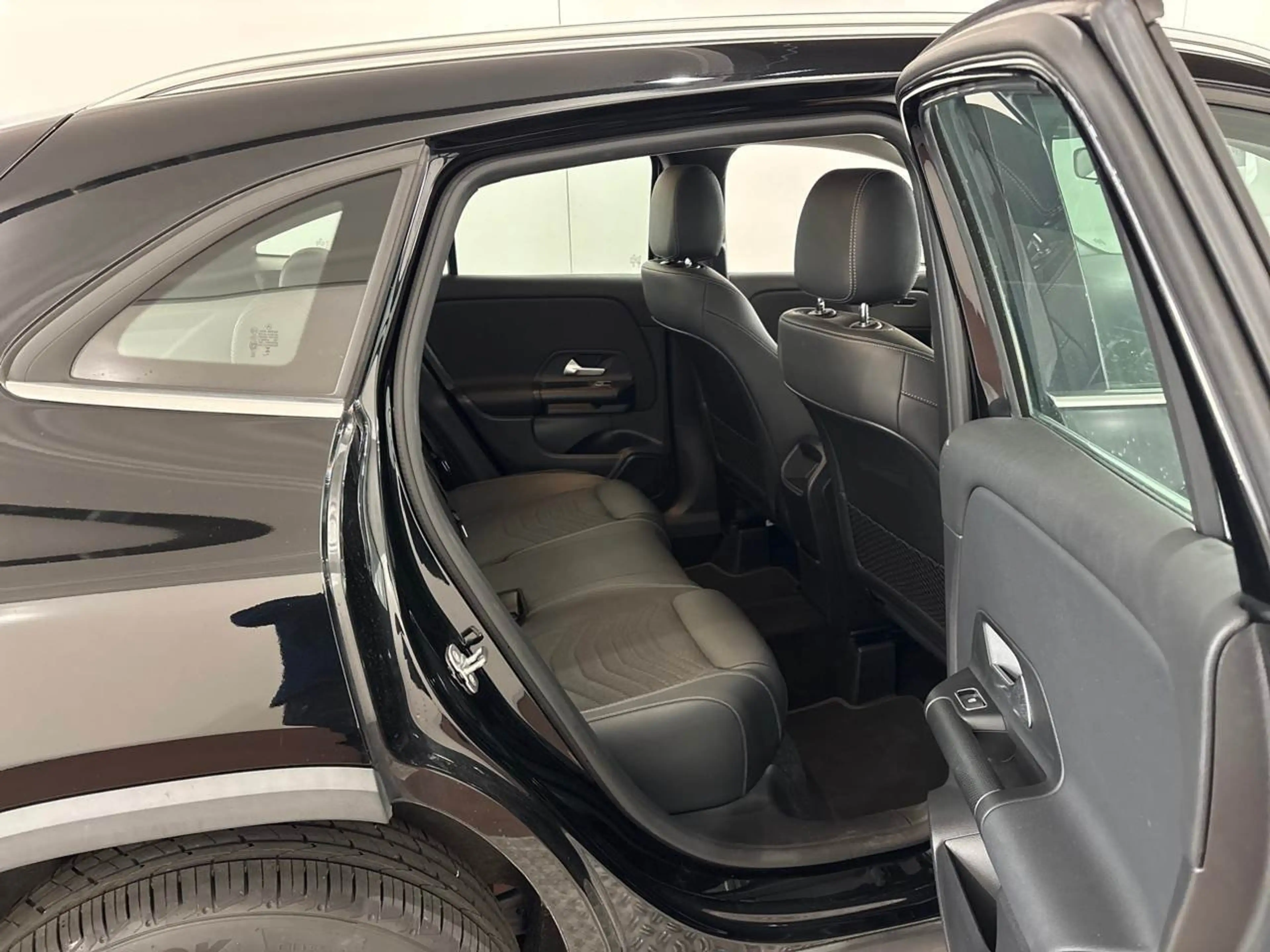 Mercedes-Benz GLA 180 d AHK Key LED Lane Navi RKam AUT Klima — photo 10