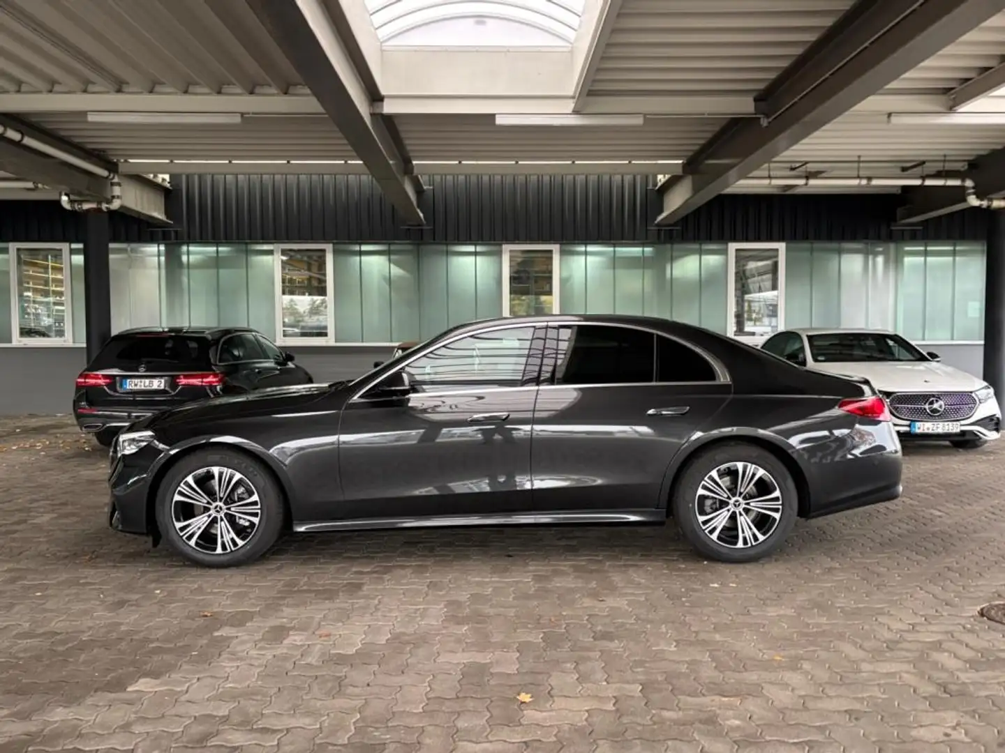 Mercedes-Benz E 200 4M +AVANTGARDE+DISTRO+NAVI+AMBIENTE+MEMORY Grau - 2