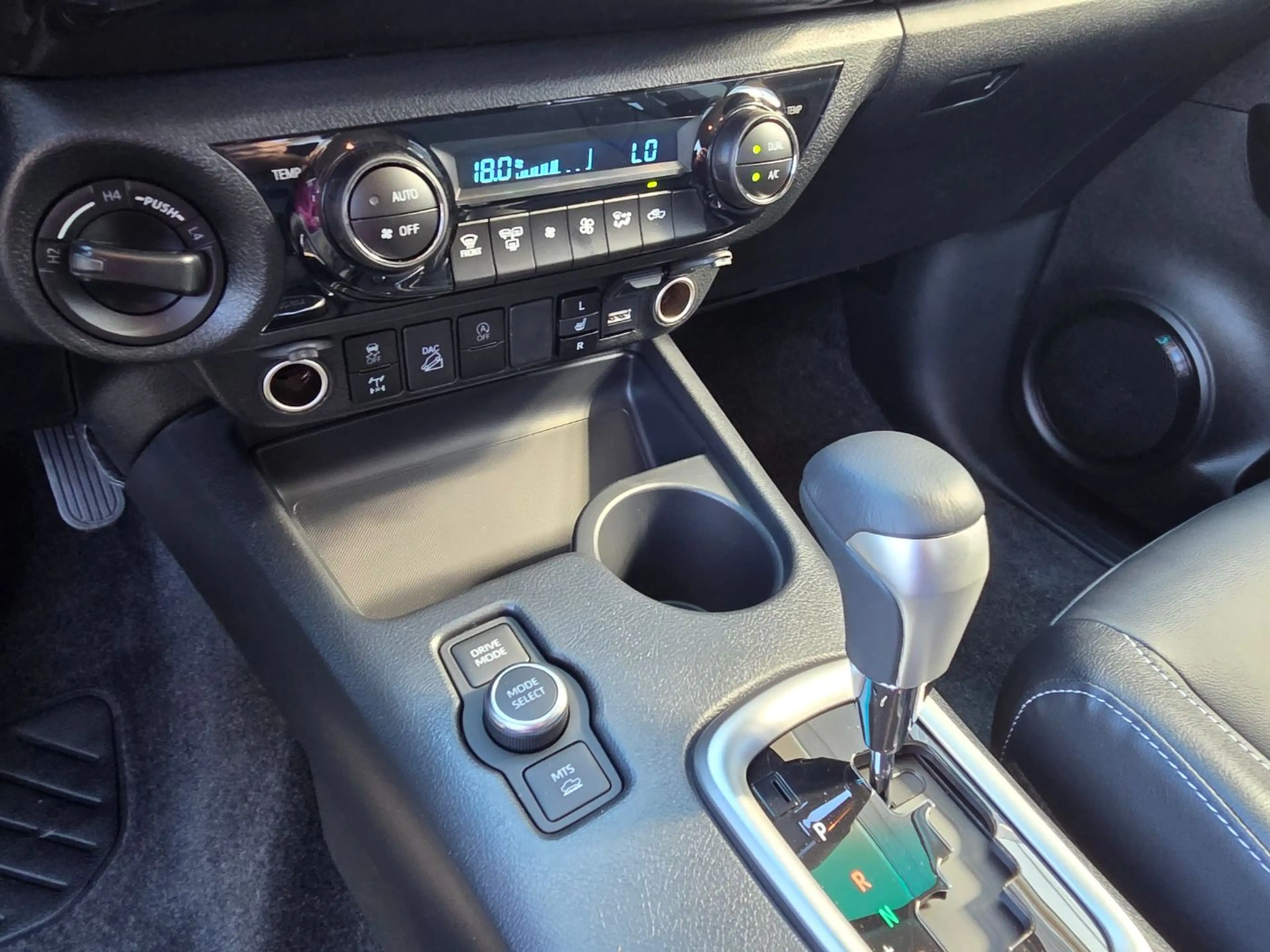 Toyota Hilux 2.8 D-4D 4x4 Double Cab Executive LED. Navi — photo 13