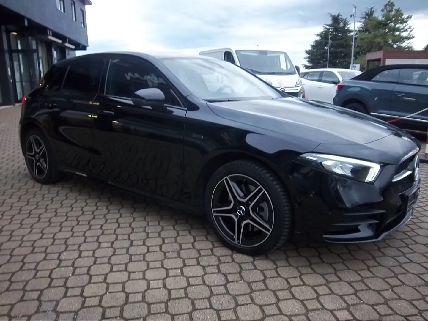 Mercedes-Benz A 250 e   EQ POWER Premium Plus edition  AMG MBUX NIGHT Noir - 2