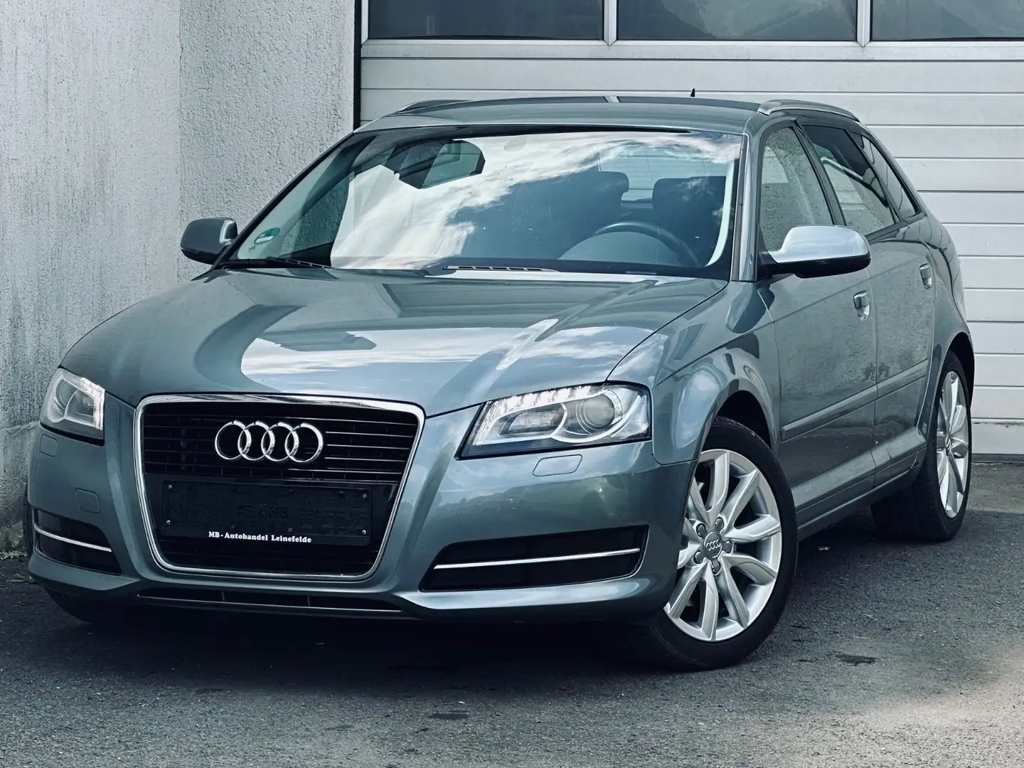 Audi A3 2.0 TFSI Sportback*XENON*NAVI*SHZ*AHK*TEMPO* Gris - 1