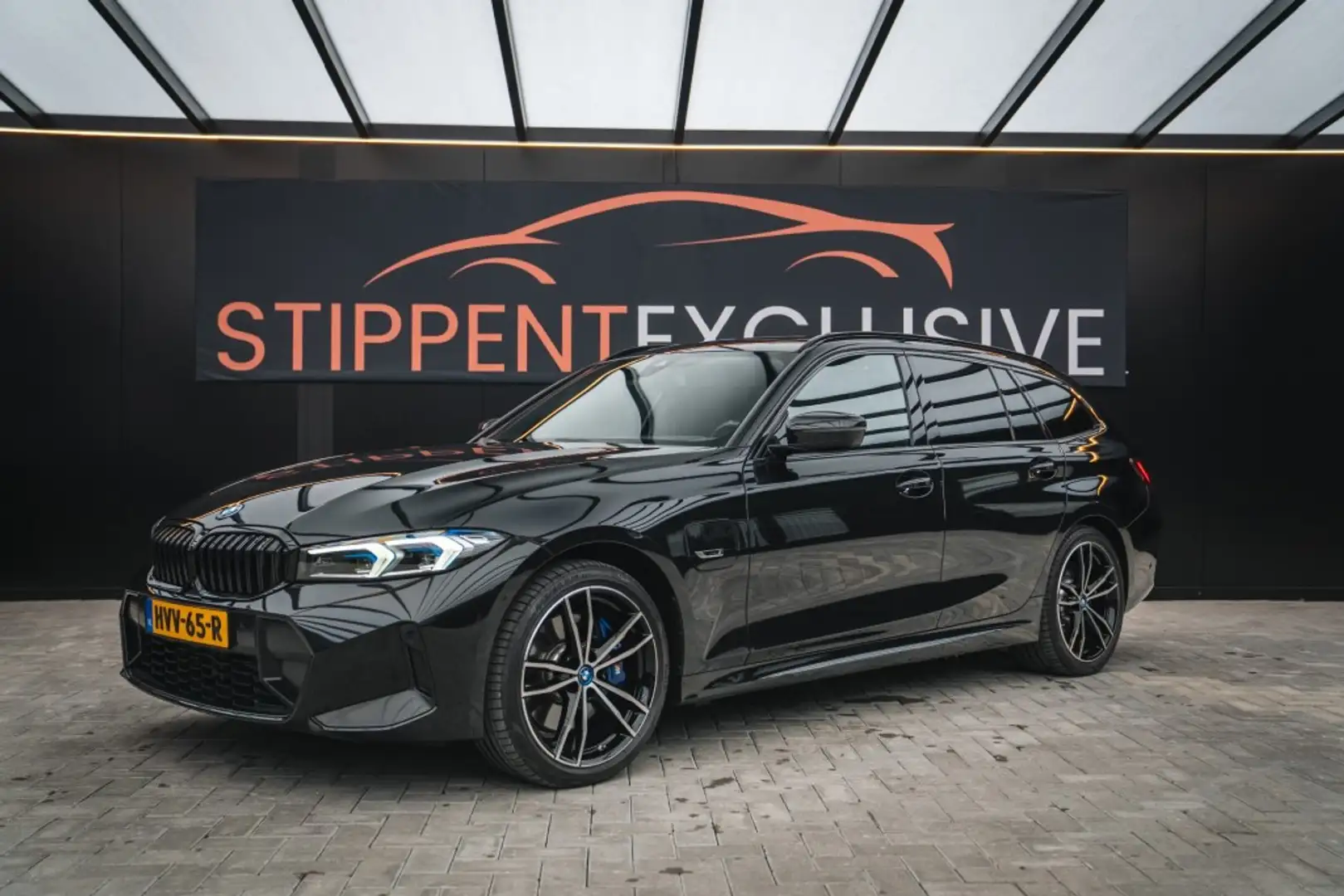 BMW 330 330e M SPORT,CURVED DISPLAY, PANO HARMEN KARDON Zwart - 1
