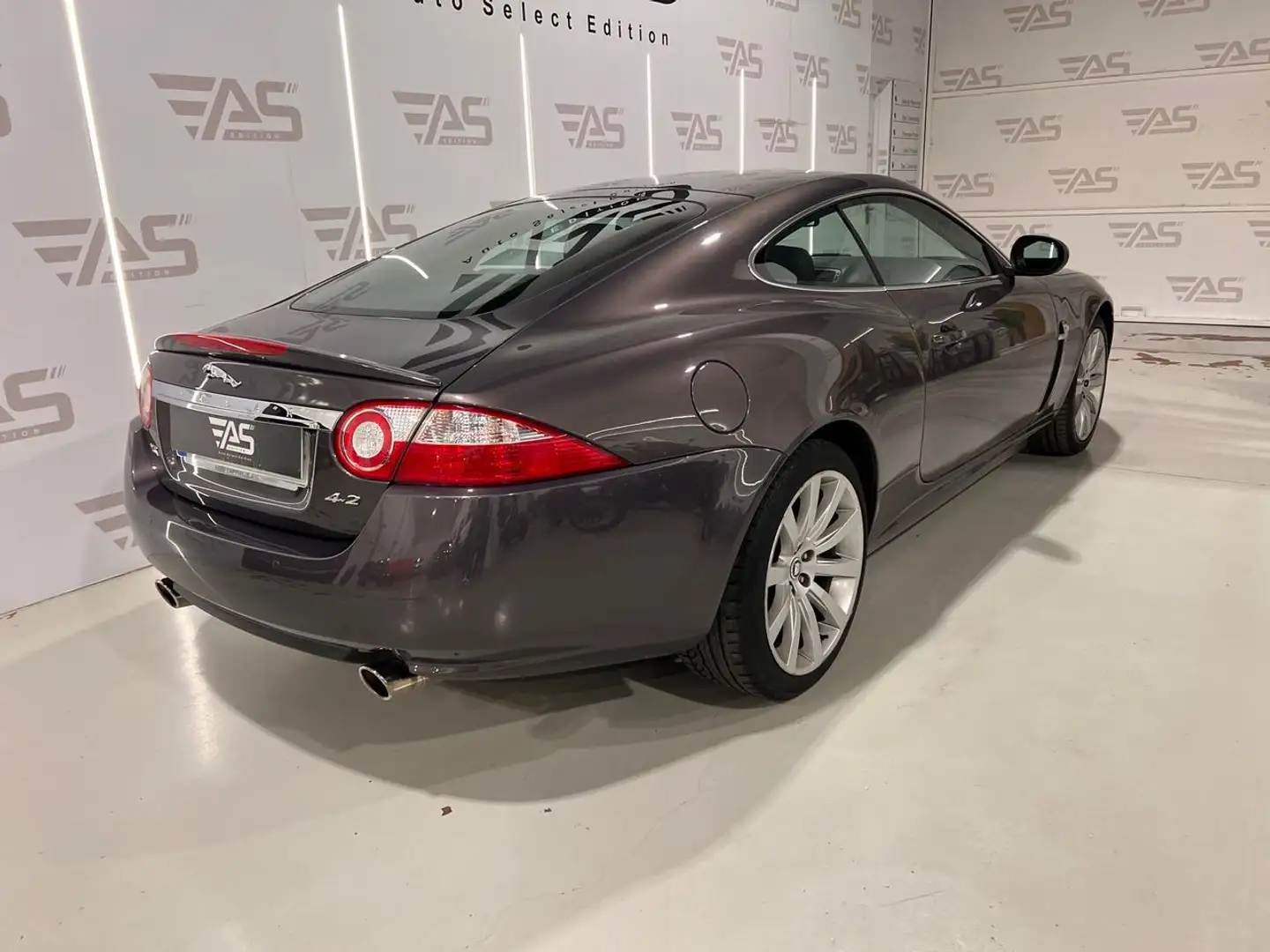 Jaguar XK Coupé 4.2L V8 Aut. Gris - 2