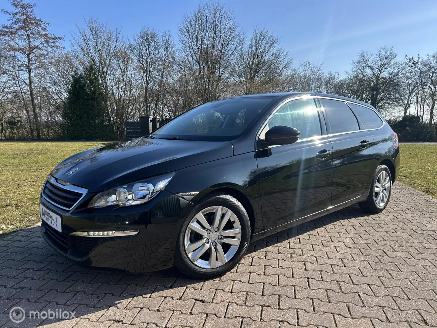 Peugeot 308 SW 1.6 BlueHDI Blue Lease Executive, Navi, Clima Schwarz - 1