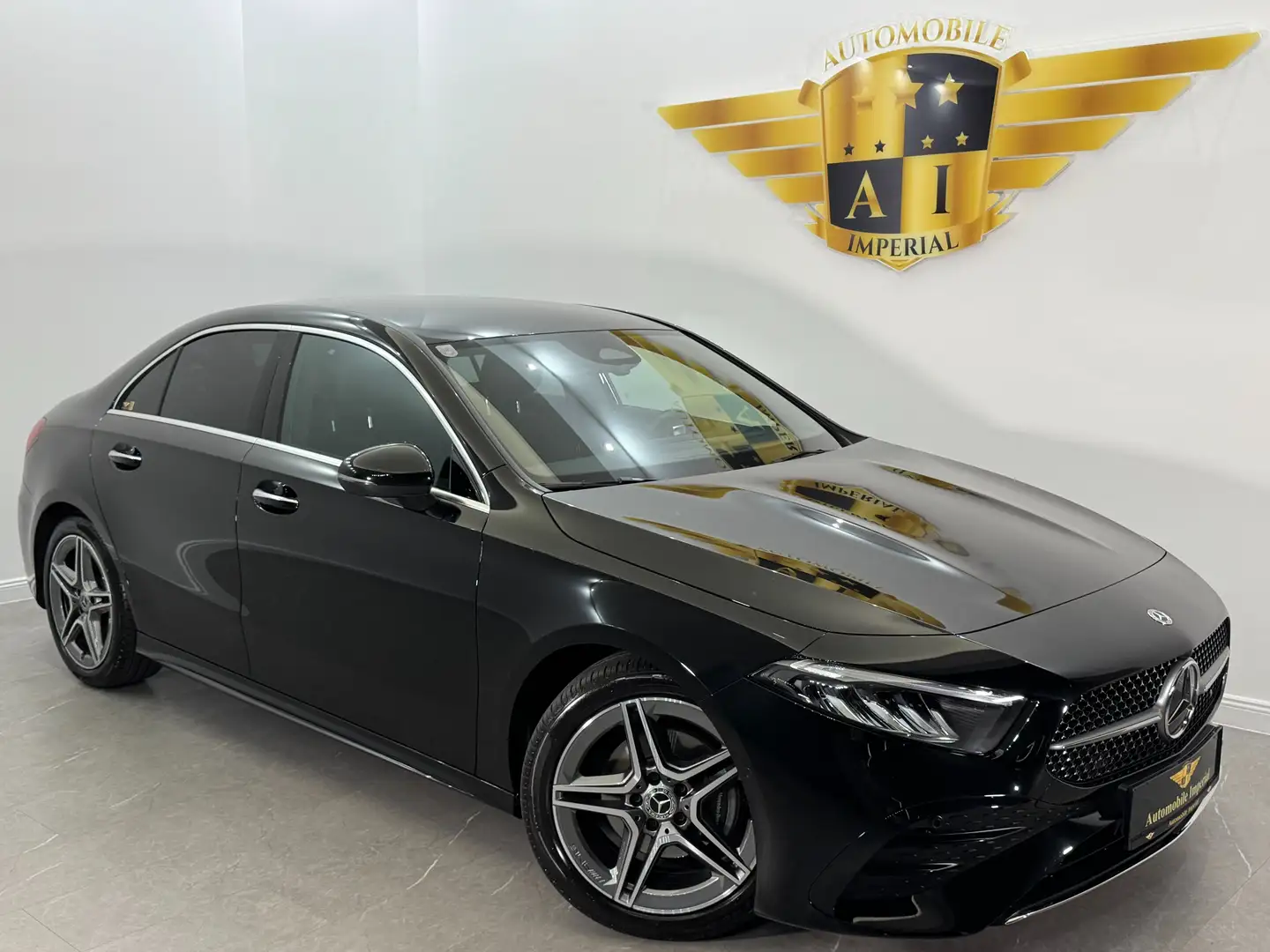 Mercedes-Benz A 180 d Limousine Aut. // AMG LINE // FACELIFT // Schwarz - 1