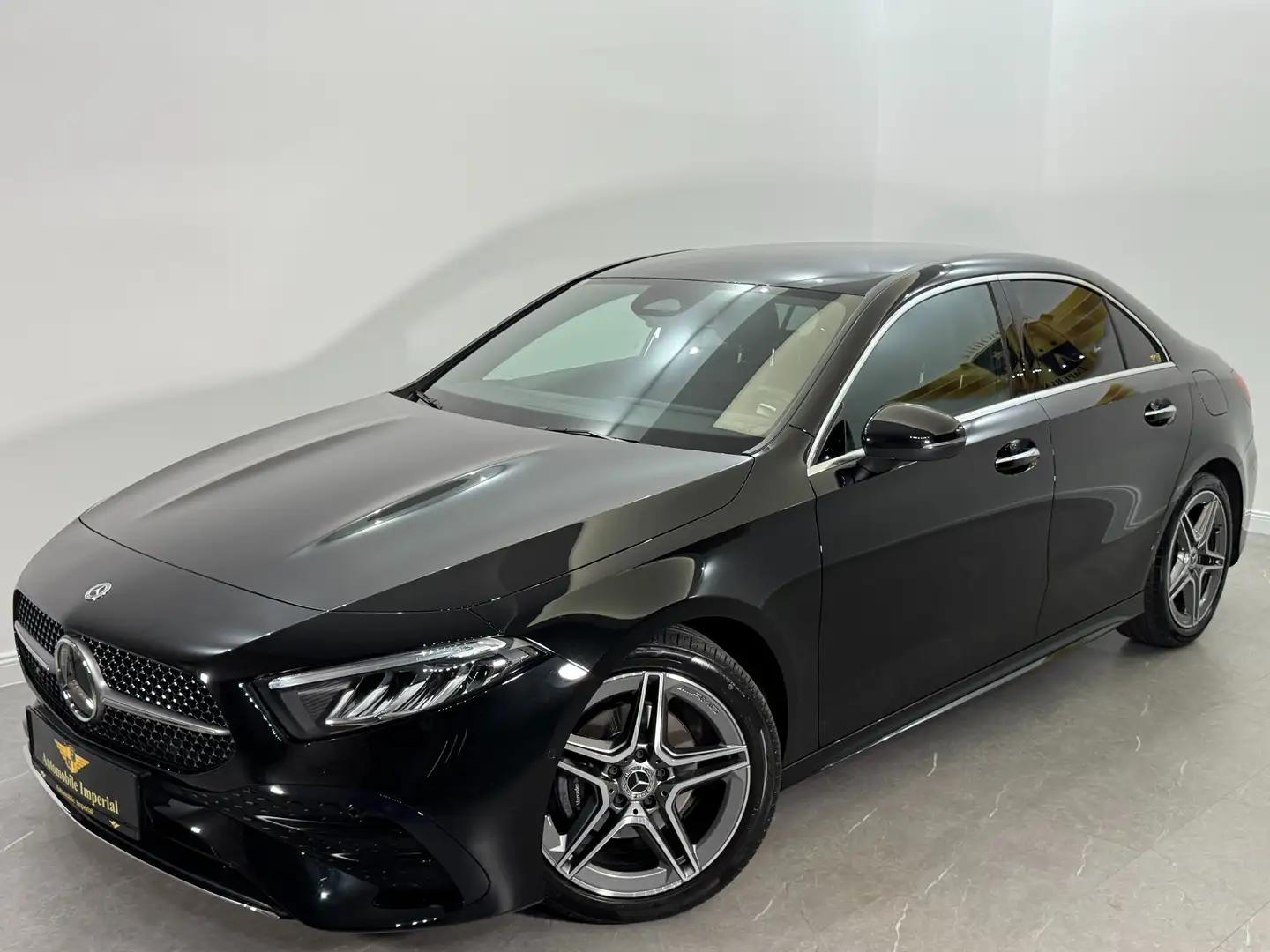 Mercedes-Benz A 180 d Limousine Aut. // AMG LINE // FACELIFT // Schwarz - 2