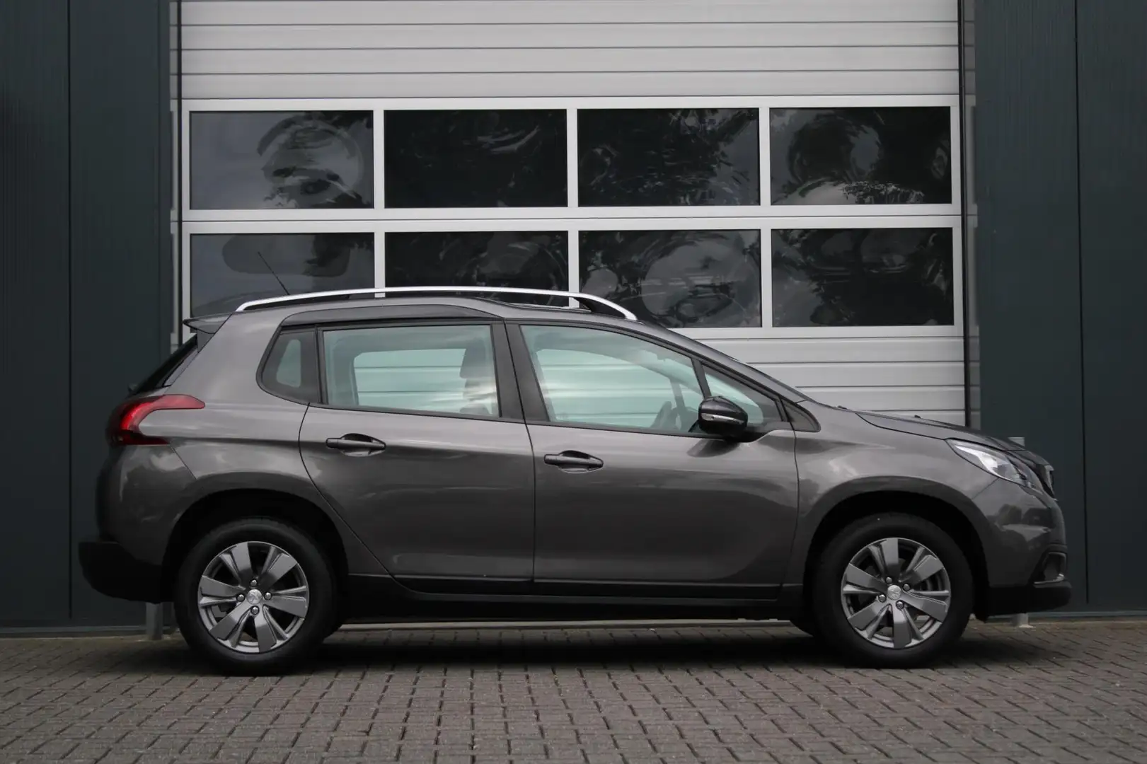 Peugeot 2008 1.2 PureTech Blue Lion Automaat Airco/Cruise/Panod Grijs - 2