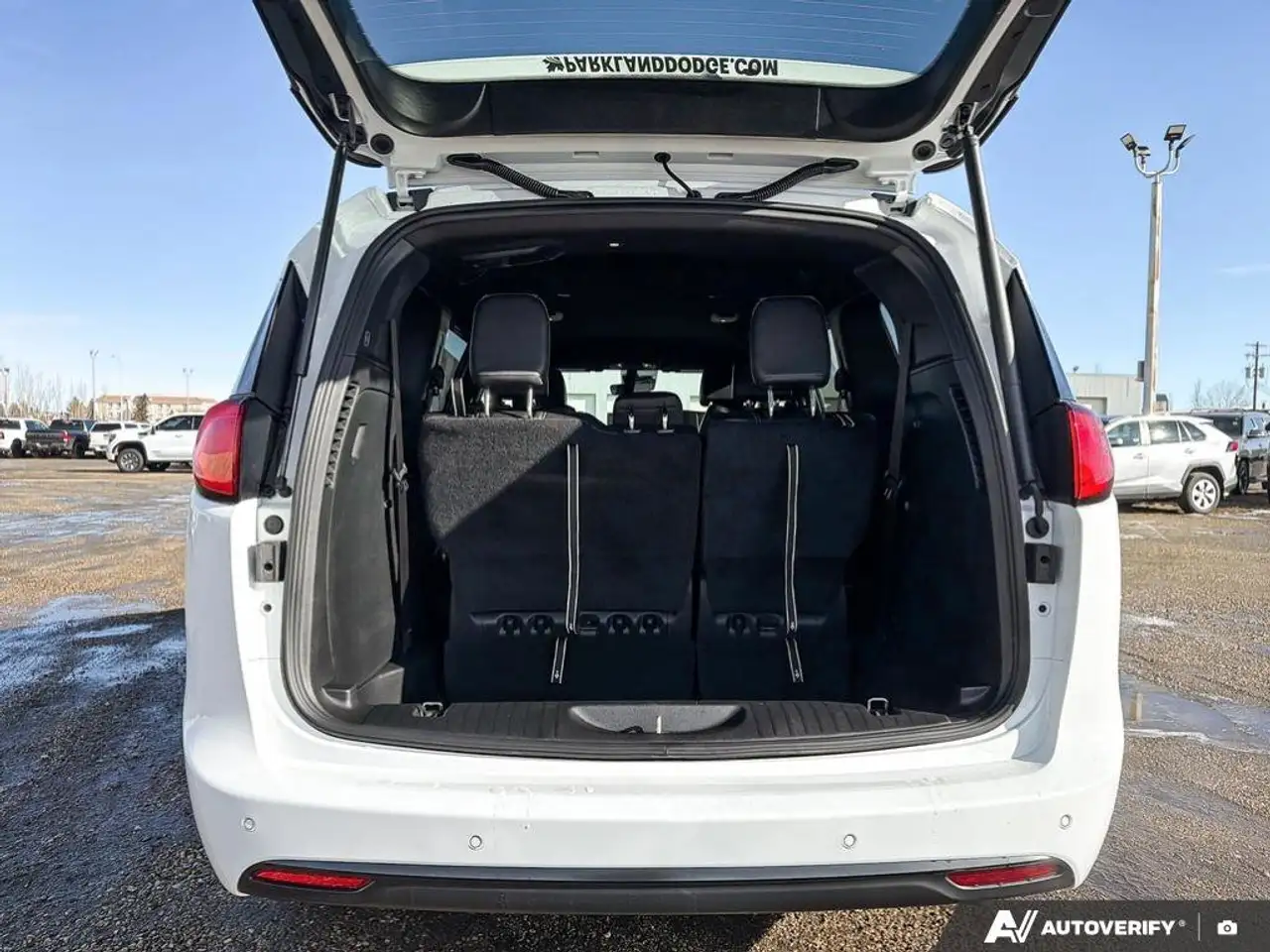 Chrysler Grand Caravan снимка Chrysler Grand Caravan