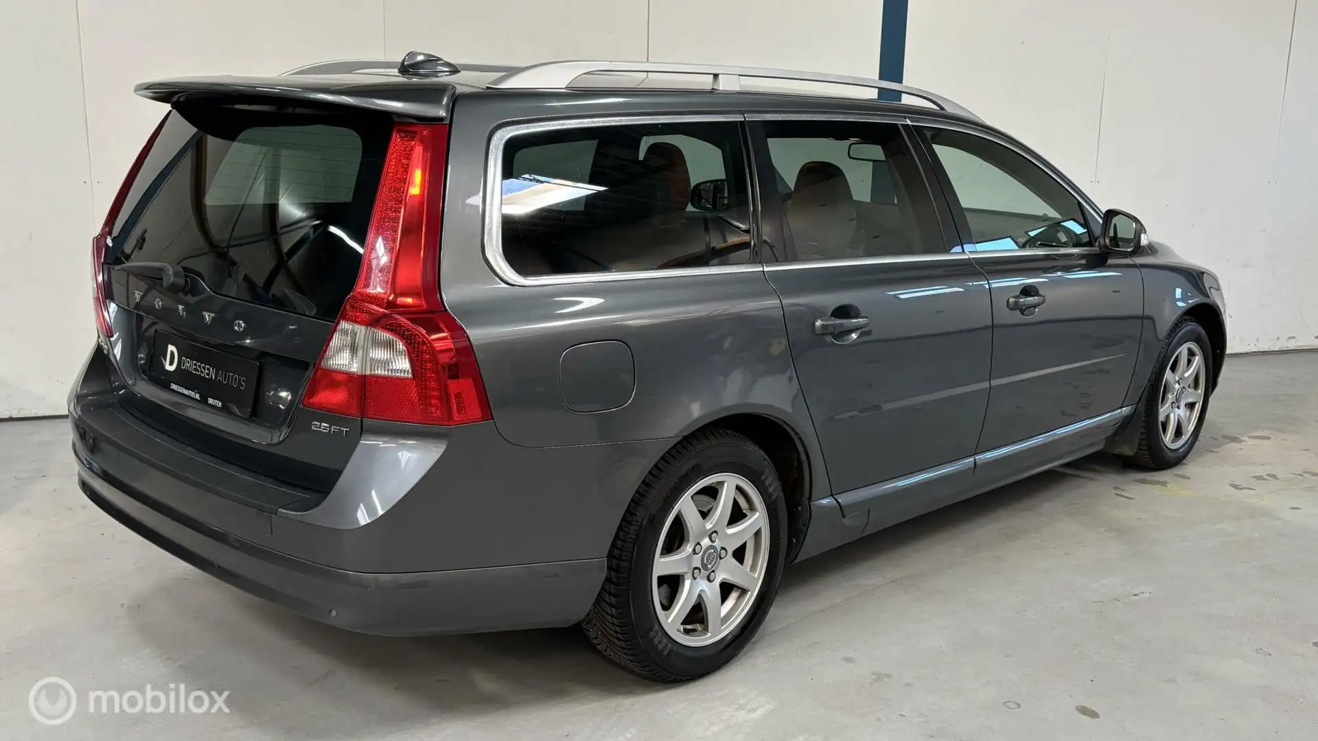 Volvo V70 2.5T Summum LEER / YOUNGTIMER / XENON Gris - 2