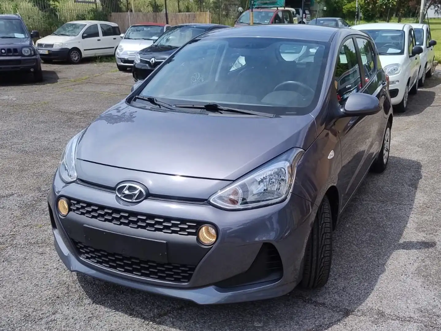 Hyundai i10 1.0 Comfort Grau - 1