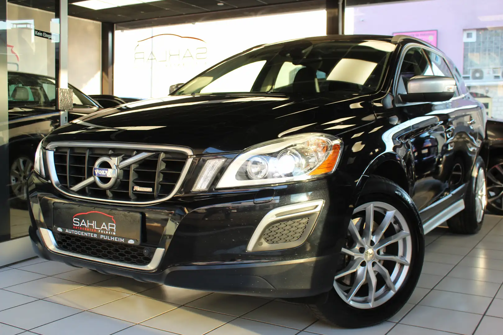Volvo XC60 R-Design°AHK°XENON°KLIMAAUT°8Fachberei Negro - 1