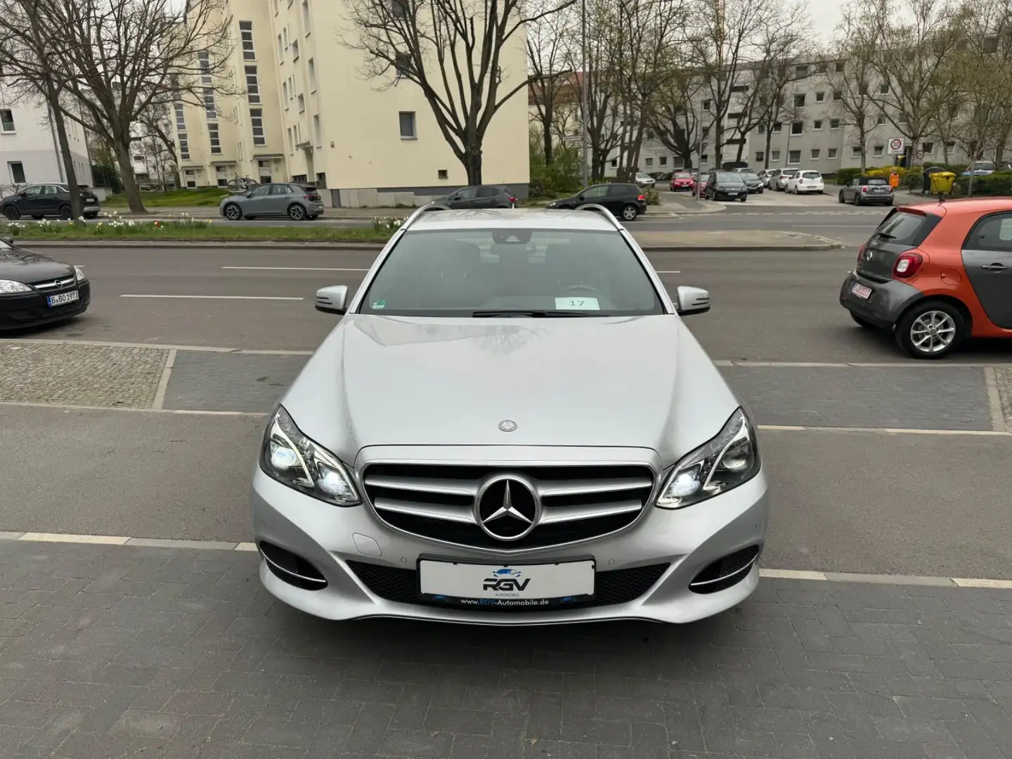 Mercedes-Benz E 220 T CDI 7G-TRONIC BlueEfficiency srebrna - 2