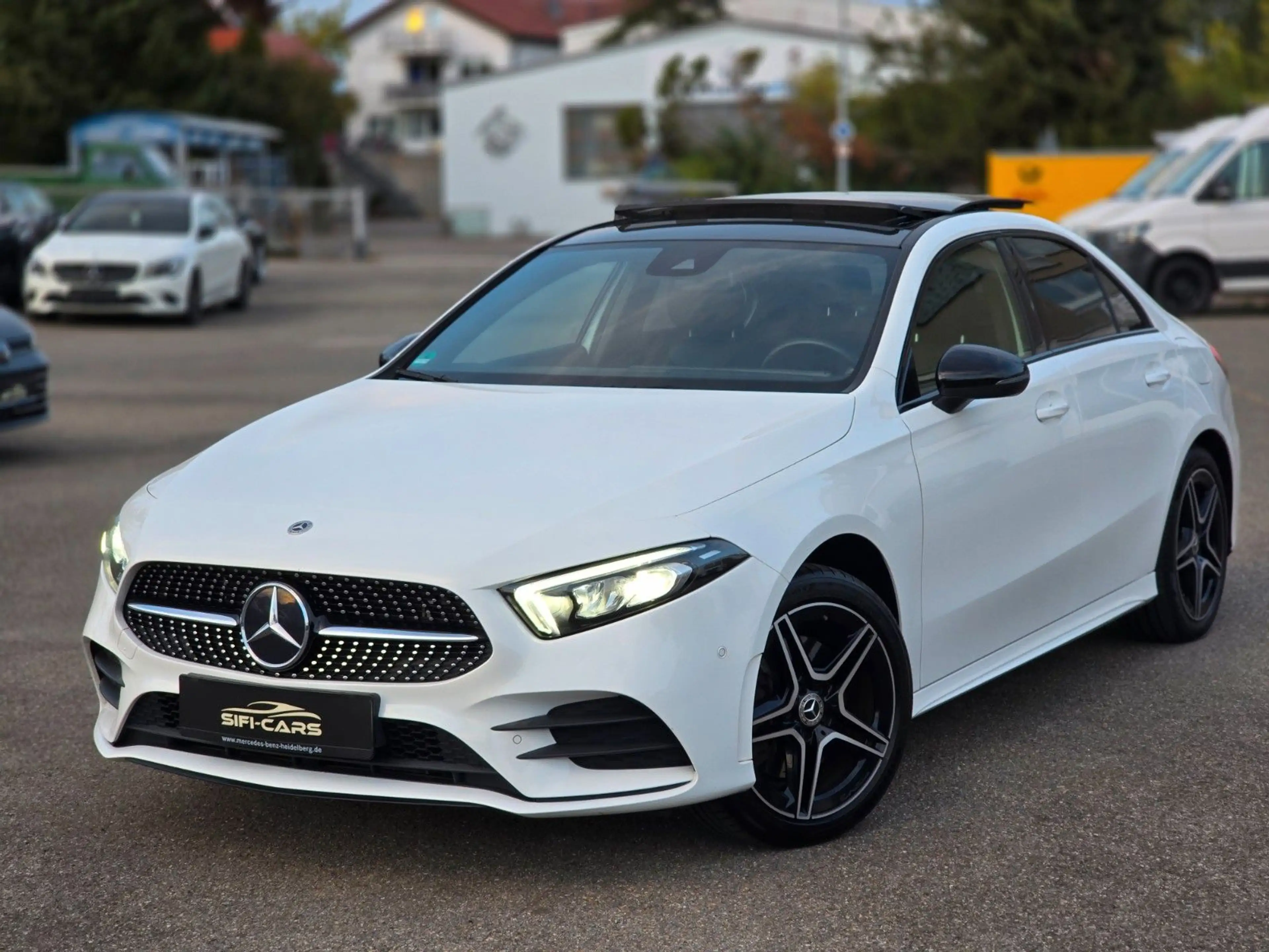 Mercedes-Benz A 250 e Limousine*AMG-STYLING*PANO*LED*NIGHT*ALU