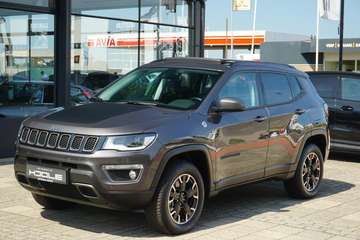 4xe 240 Plug-in Hybrid Electric Trailhawk | PANO |