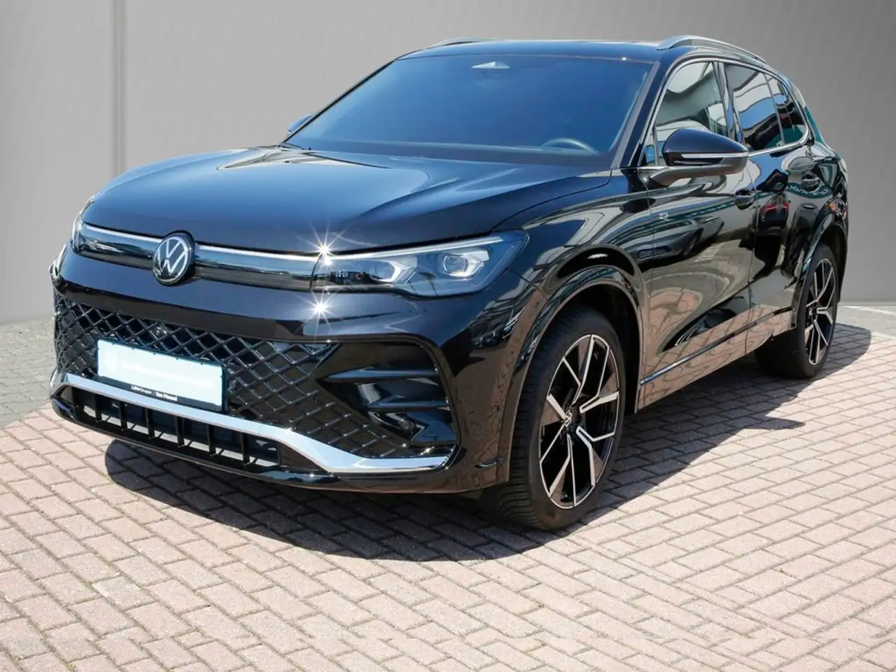 Volkswagen Tiguan 1.5 eTSI R-Line Pano AHK Navi+VC ACC LED 360°Ka... 3
