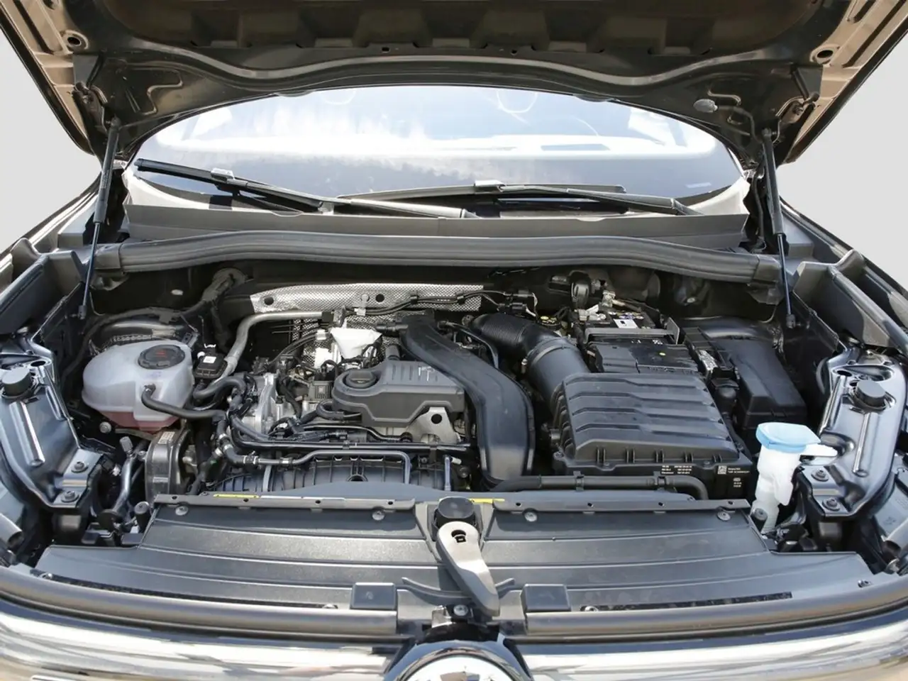 Volkswagen Tiguan 1.5 eTSI R-Line Pano AHK Navi+VC ACC LED 360°Ka... 8