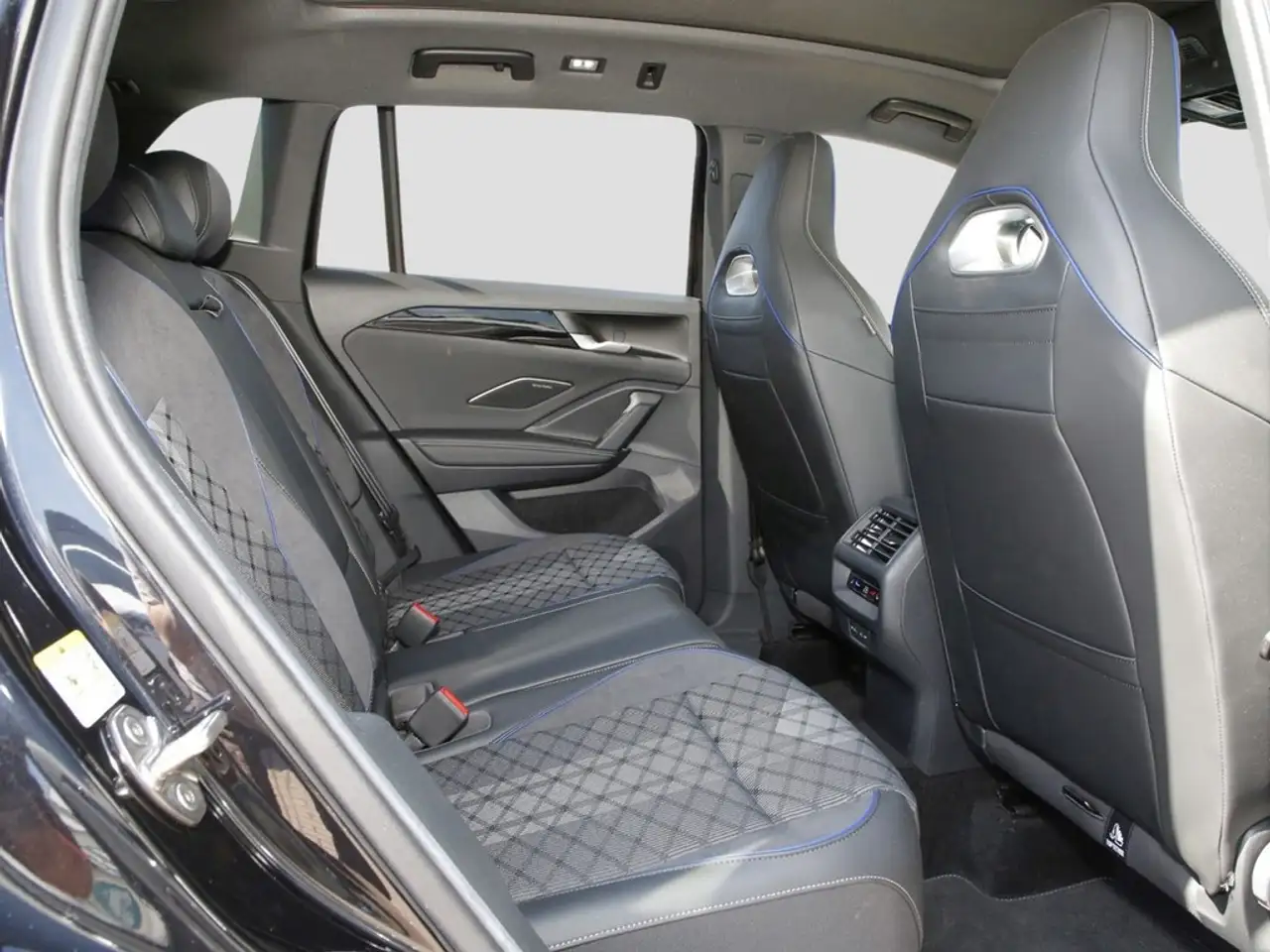 Volkswagen Tiguan 1.5 eTSI R-Line Pano AHK Navi+VC ACC LED 360°Ka... 12