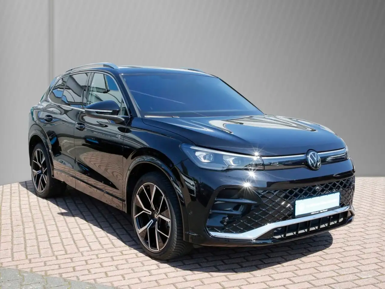 Volkswagen Tiguan 1.5 eTSI R-Line Pano AHK Navi+VC ACC LED 360°Ka... 4