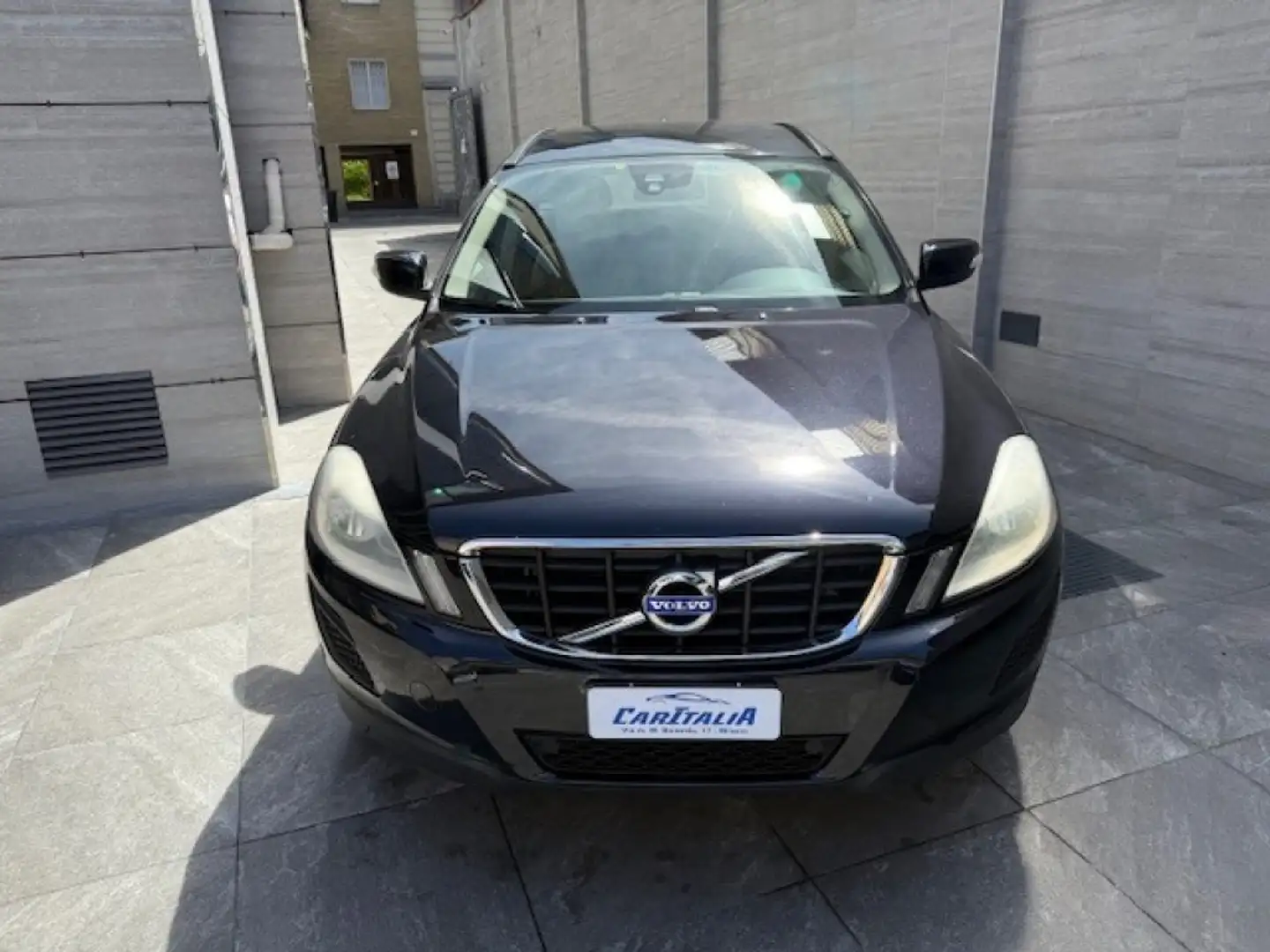 Volvo XC60 D3 AWD Geartronic Momentum Чорний - 2