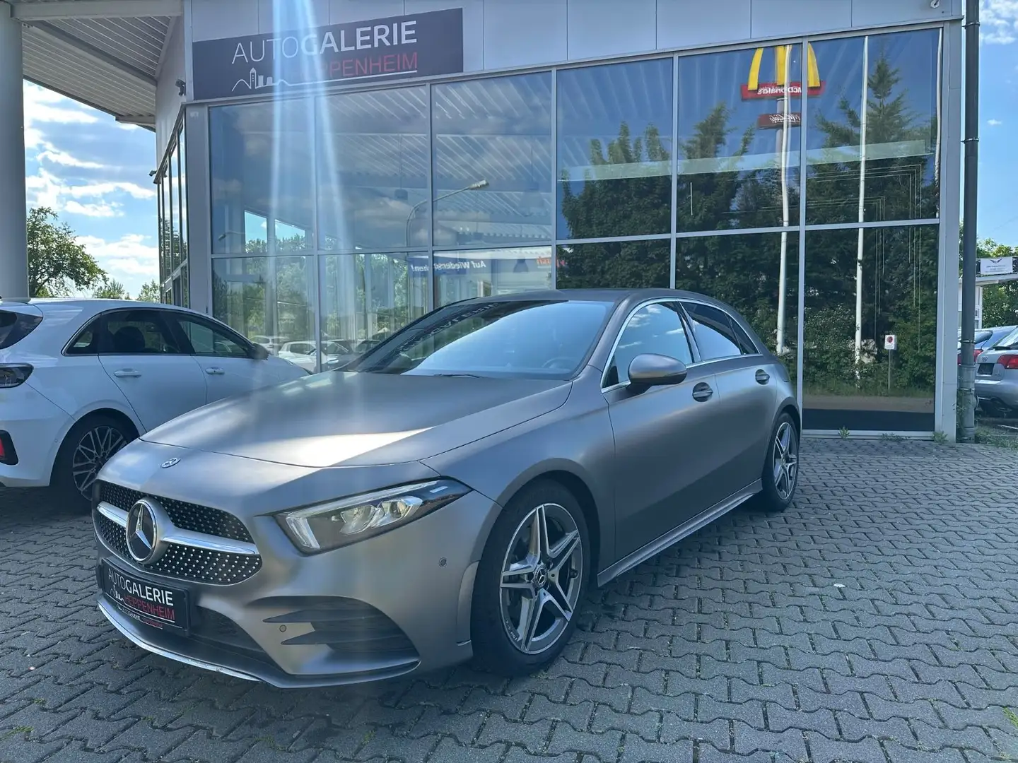 Mercedes-Benz A 200 AMG/AUT/NAV/R-KAM/LED/TEMP/ALUS Grijs - 1