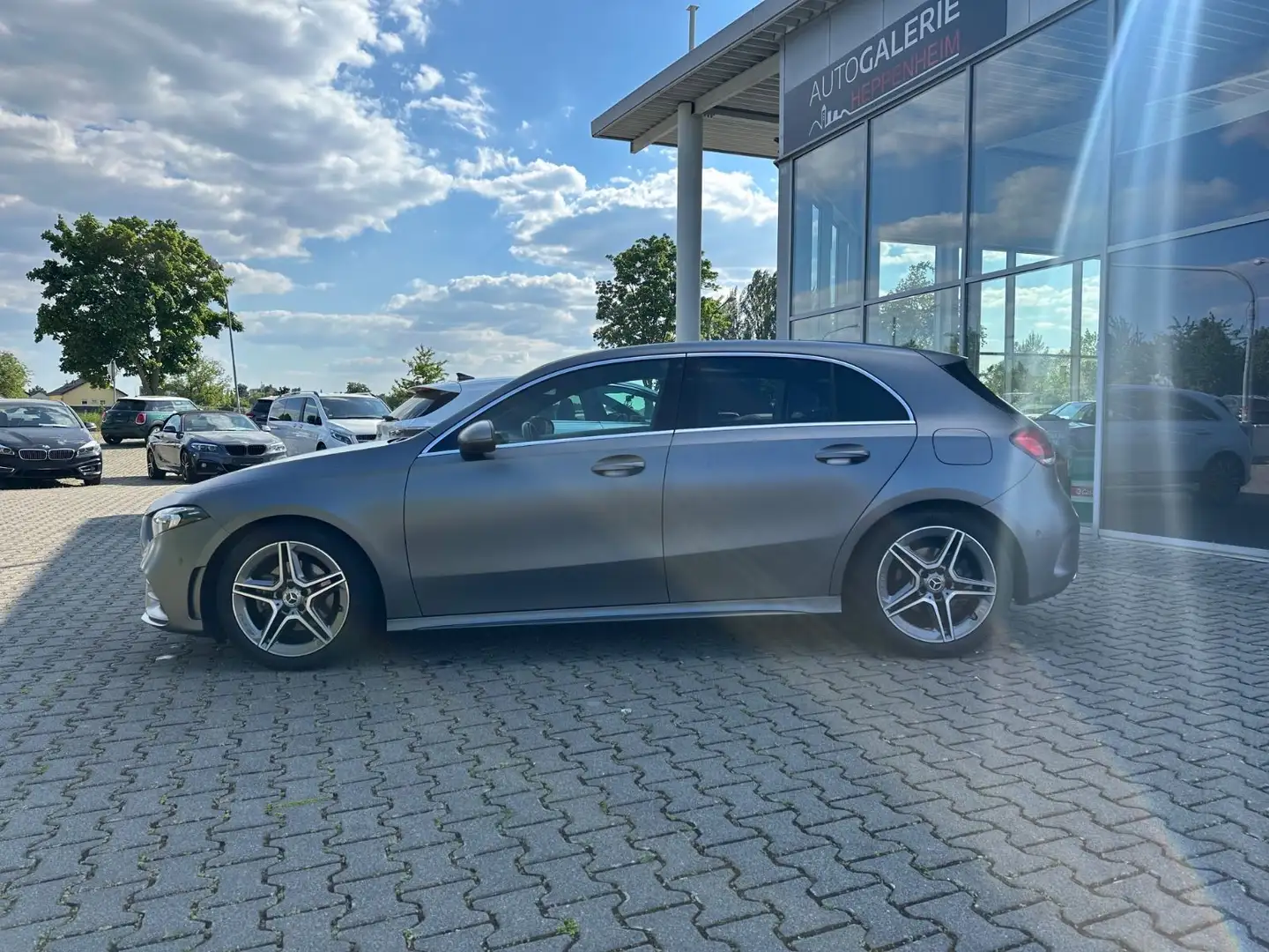 Mercedes-Benz A 200 AMG/AUT/NAV/R-KAM/LED/TEMP/ALUS Grijs - 2