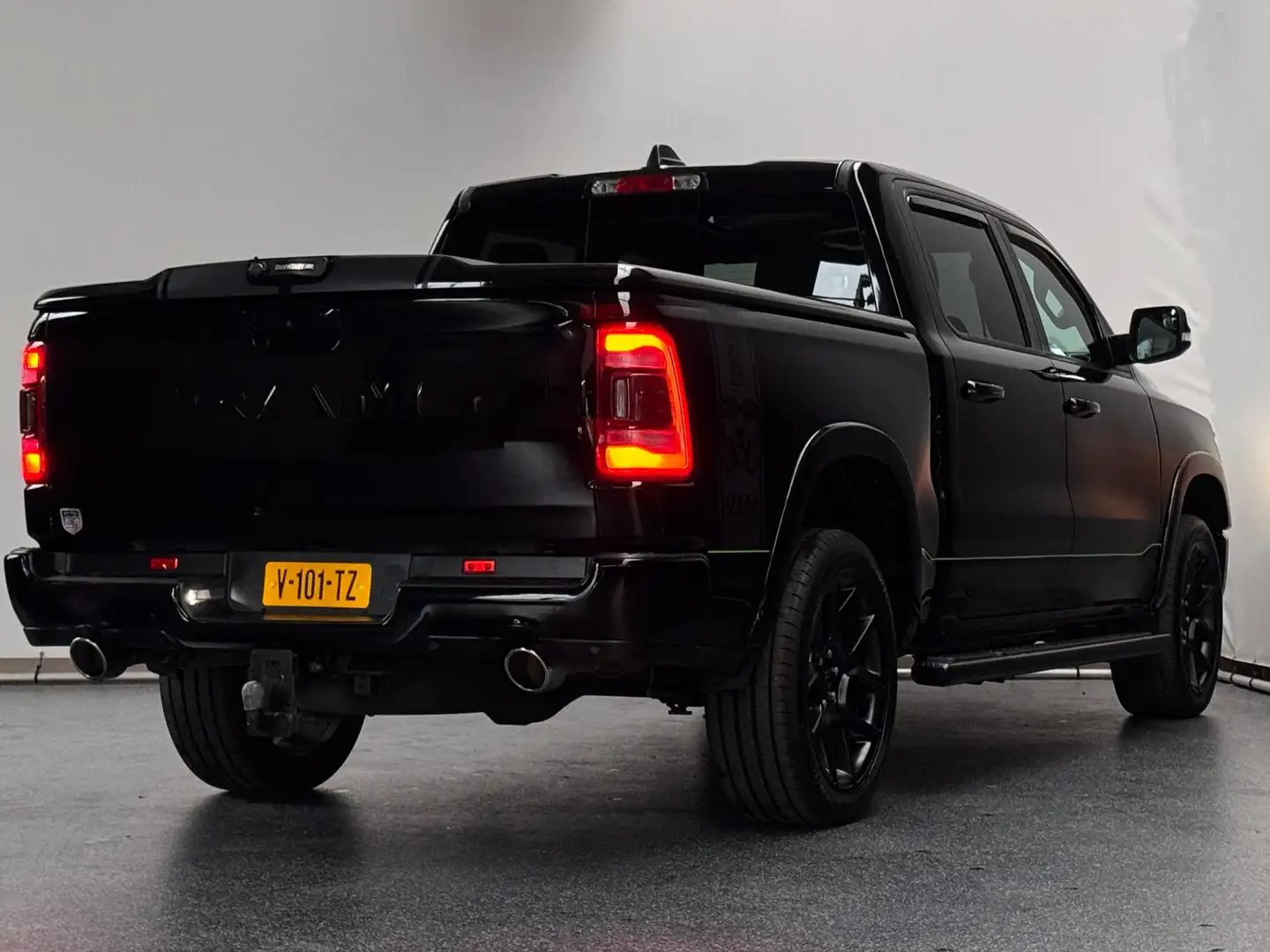 Dodge RAM 1500 5.7 V8 Crew Cab Laramie | Full options Schwarz - 2