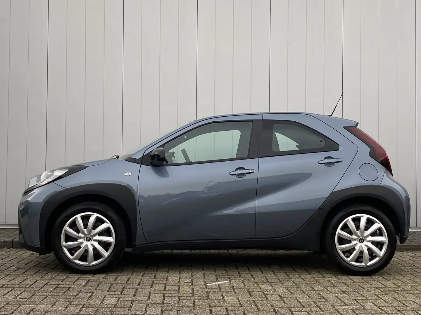 Toyota Aygo X 1.0 VVT-i MT Play NL Auto Dealer Onderhouden Carpl Gris - 2