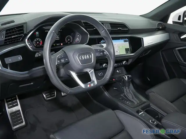 Audi Q3 view 8