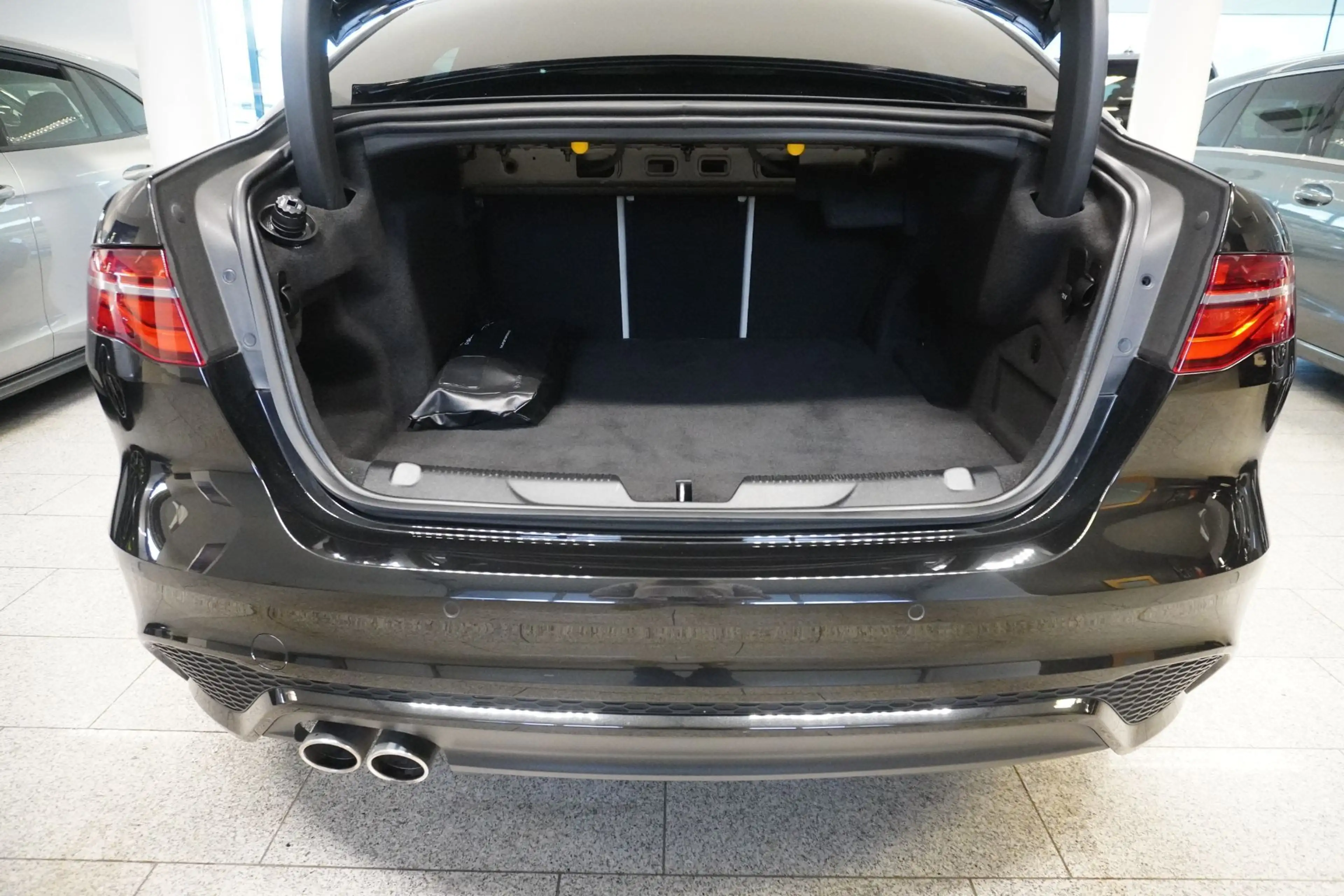 Jaguar XE R-Dynamic AWD Black Aut. ACC/Kam./SHZ — photo 10
