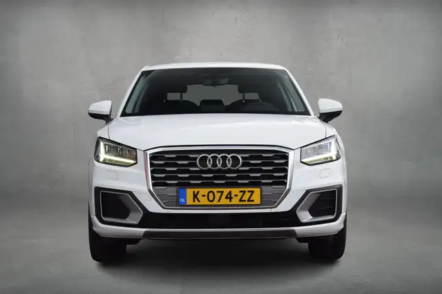 Audi Q2 view 8