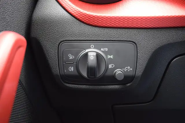Audi Q2 view 26