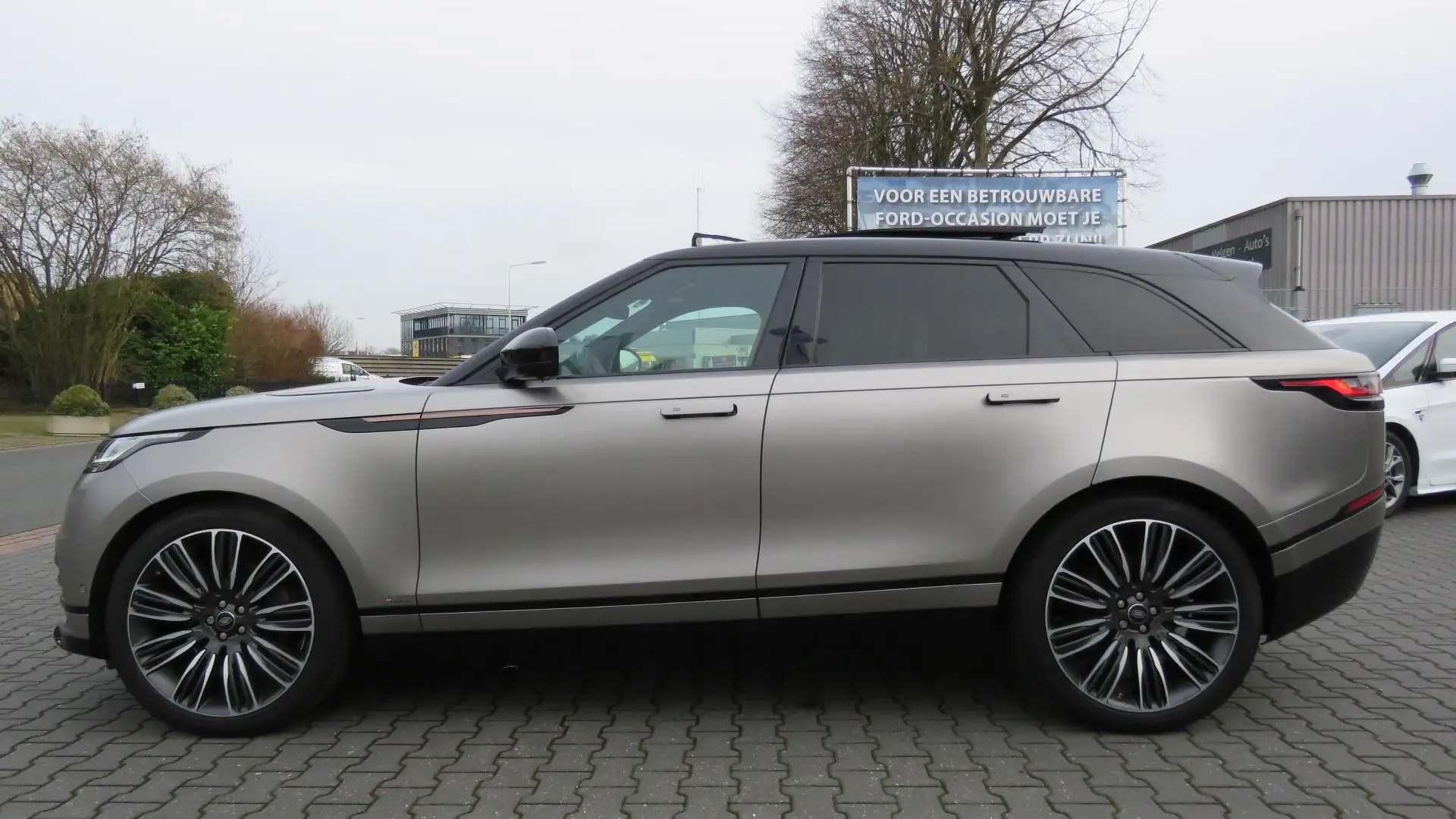 Land Rover Range Rover Velar 3.0 V6 AWD First Edition Grijs - 2